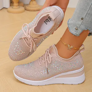 Vista detallada de zapatillas de malla transpirable para mujer con pedrería brillante.