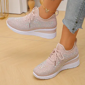 Zapatillas con cuña rosa brillante con diamantes de imitación y malla transpirable