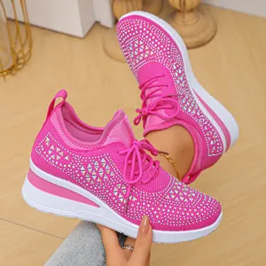 Primer plano de zapatillas rosas de malla con pedrería brillante y cuña deportiva