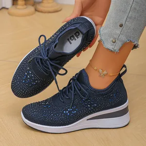 Primer plano de zapatillas con cuña de punto transpirable azul marino con strass brillantes