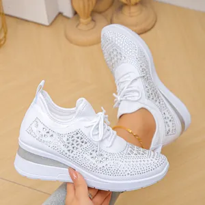 Zapatillas de cuña blancas para mujer con detalles de diamantes de imitación y tejido de punto