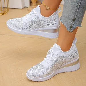 Vista detallada de zapatillas blancas con plataforma, pedrería y tejido transpirable.