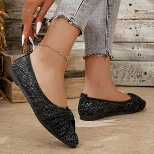 Detailansicht schwarze schimmernde Ballerinas mit elegantem Knotendesign und Spitze