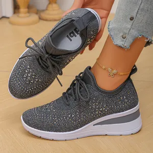 Vista detallada de zapatillas con cuña en punto gris con brillantes de imitación.
