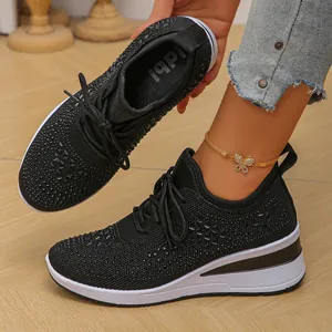 Vista detallada de zapatillas de cuña negras de punto con brillantes adornos de strass