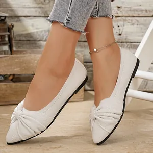 Elegante cremeweiße Strick-Ballerinas mit schickem Schleifen-Detail und spitzer Kappe