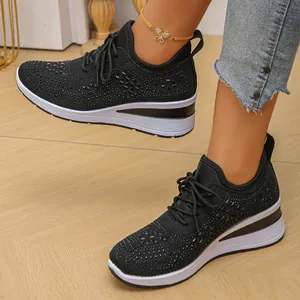 Vista detallada de zapatillas de plataforma flyknit transpirables con decoración de strass