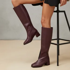 Elegante bordeauxrode knielaarzen met vierkante neus en blokhak, stijlvolle herfstlook