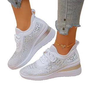 Zapatillas de cuña blancas de punto transpirable para mujer con brillantes y cordones