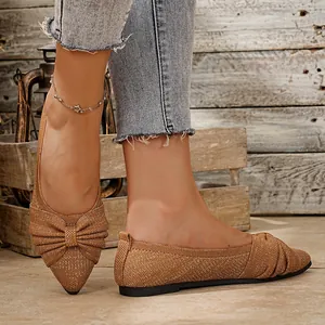 Detail der bronzefarbenen Glitzer-Ballerinas mit Schleife am Modell