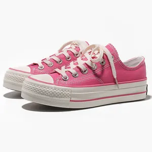 Vista laterale di sneaker in tela rosa low-top platform con punta in gomma