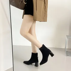Detailansicht der schwarzen Wildleder-Stiefeletten mit Blockabsatz an einem Modell