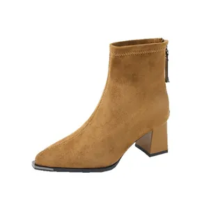 Elegante braune Damen-Stiefeletten aus Wildleder mit spitzer Zehenpartie und Blockabsatz