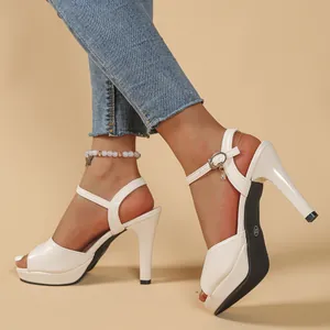 Λευκά πέδιλα με στιλέτο τακούνι, peep-toe σχέδιο, λουράκι στον αστράγαλο και πλατφόρμα.