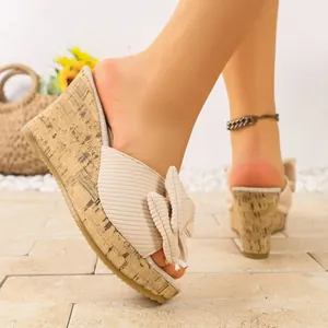 Eleganti sandali con zeppa beige da donna con fiocco decorativo e punta aperta coordinati