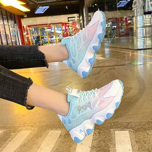 Detailansicht der atmungsaktiven Damen-Mesh-Dad-Schuhe mit hellblau-rosa Farbverlaufsdesign.