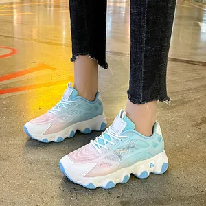 Atmungsaktive Damen-Chunky-Sneaker mit einem pink-blauen Farbverlauf-Mesh-Obermaterial