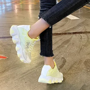 Detailansicht der atmungsaktiven gelb-weißen Mesh-Chunky-Sneaker für Damen aus tiefem Winkel