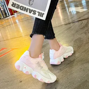 Seitenansicht der atmungsaktiven rosa-weißen Mesh-Chunky-Sneaker für Damen im Alltag