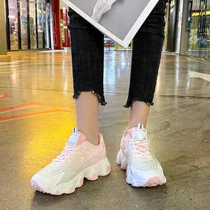 Nahaufnahme von rosafarbenen und weißen Mesh-Chunky-Sneakern für Damen mit dicken Sohlen.