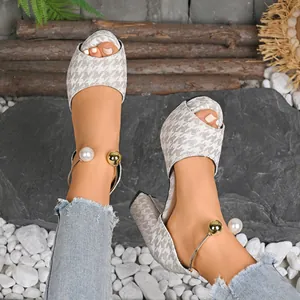 Sandali da donna con tacco largo e punta aperta, decorati con perle e sfere.