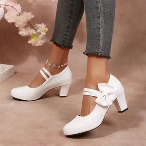 Elegante weiße Lolita Mary Jane Schuhe mit dickem Absatz und einem schicken Schleifendetail