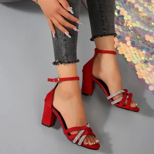 Sandales rouges élégantes à talons hauts avec brides croisées en strass et boucle