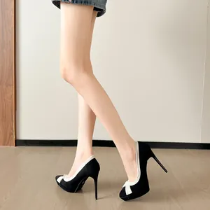 Elegante zwarte stiletto pumps met wit strikdetail en hoge plateauzolen voor dames