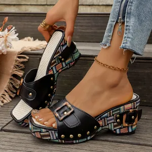 Detailweergave van retro wedge-sandalen met geweven patroon en gouden gespdetails.