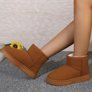 Botas de nieve marrón cálido para mujer con forro cálido usadas en casa