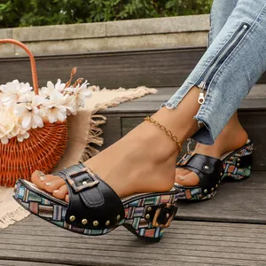 Close-up van vintage sandalen met sleehak, geweven platform en decoratieve gesp