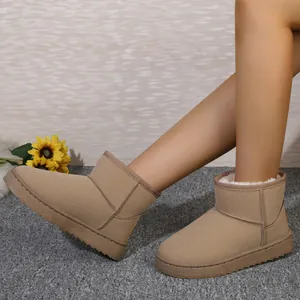 Botas de nieve cortas marrones para mujer con forro de felpa y suela plana.