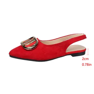Chaussures plates rouges à bride arrière, bout pointu, boucle dorée et talon de 2cm.
