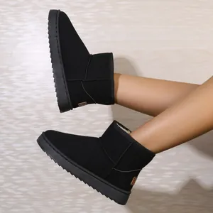 Primer plano de botas de nieve negras de invierno con forro cálido y suela plana cómoda