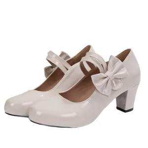 Elegante cremefarbene Lolita-Mary-Jane-Schuhe mit klobigem Absatz und Schleifendekor.
