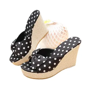 Zwarte wedgesandalen met polkadots, peep toe en strikaccent voor de zomer