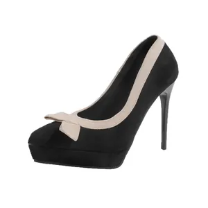 Elegante zwarte suède stiletto pumps met een decoratieve strik en een dikke plateauzool