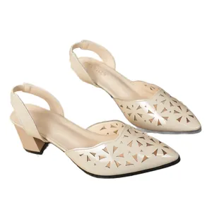 Elegantes sandalias beige de punta con tacón grueso y diseño chic de recortes triangulares.