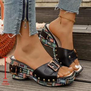 Retro zwarte leren sandalen met sleehak met kleurrijk geweven plateau en gesp