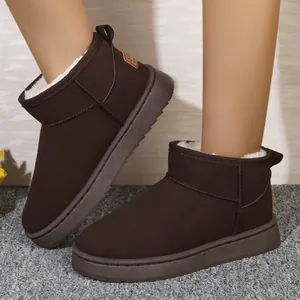 Primer plano de botas de nieve marrones para mujer con forro de pelo sintético cálido