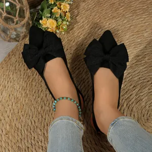Gros plan sur des sandales slingback noires à bout pointu avec nœud élégant