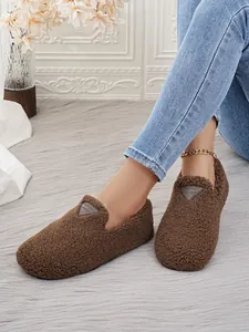 Detailansicht der braunen Damen-Plüschslipper mit weichem Winterfutter für kalte Tage
