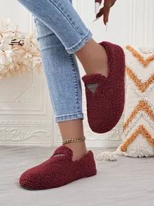 Detailansicht der burgunderroten flauschigen Loafer mit weicher Lammfell-Textur