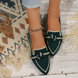 Primer plano de bailarinas de punto verdes con punta y lazo en los pies