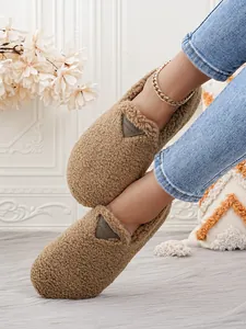 Nahaufnahme von gemütlichen braunen flauschigen Loafers für Damen mit Plüschstruktur.