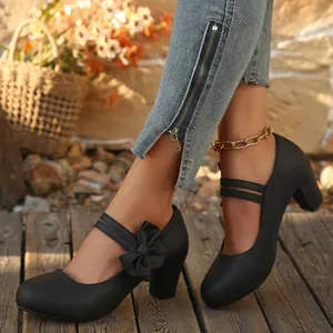 Detalle de zapatos Mary Jane negros con tacón alto, lazo elegante y tacón de bloque.