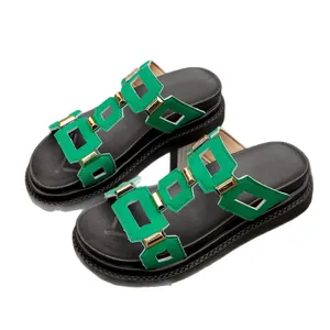 Sandales à plateforme vert et noir avec d'élégantes boucles en métal doré pour femmes