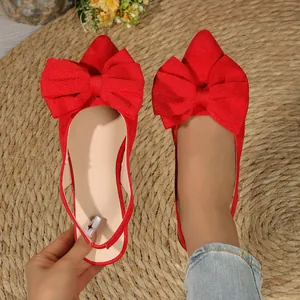 Vue détaillée de ballerines rouges à bout pointu et bride arrière à grands nœuds