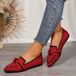 Vista detallada de los zapatos planos de punto rojo para mujer con un lazo elegante