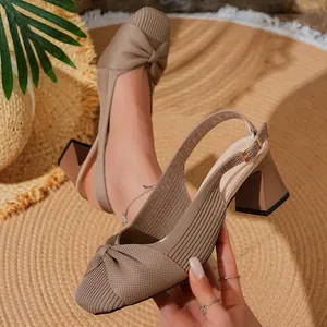 Vista ravvicinata di décolleté slingback in maglia kaki con fiocco e tacco largo quadrato.